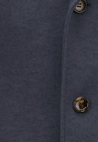 Marineblauer Wollmischungs-Mantel mit glatter Textur, einzelnem Knopfverschluss mit marmoriertem Design und schmalen Revers.