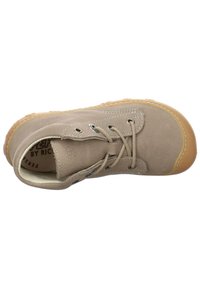 Botín de ante beige hasta el tobillo con punta redonda, diseño con cordones, suela de goma contrastante en color tostado y detalles cosidos a lo largo de los bordes.
