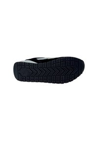 Suola di sneaker nera in gomma texture, con un motivo a zig-zag per una buona aderenza. Fianchi lisci con accenti bianchi vicino all'area delle punte.