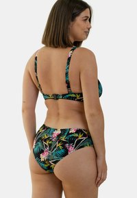 Ensemble de bikini avec un motif floral aux teintes roses et vertes sur fond noir. Bretelles réglables et détail de fermeture à agrafe.