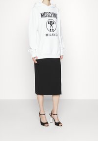 MOSCHINO Jersey con capucha - white