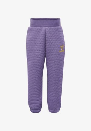 Paars sweats met een gestructureerd, wafelachtig patroon. Heeft een gebreide tailleband en een geborduurd logo in goud op de linker bovenbeen.
