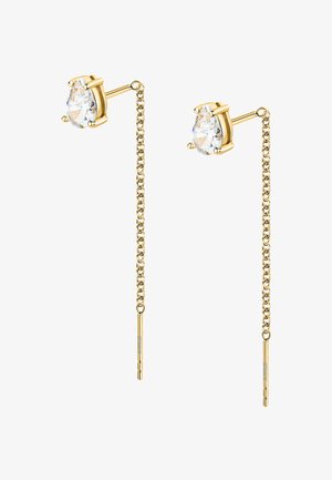 Orecchini placcati in oro con gemme trasparenti a forma di pera e lunghe catene pendenti. Le catene presentano estremità cilindriche con dettagli sottili.