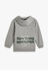 Sudadera gris con capucha, que presenta texto verde y patrones gráficos en la parte posterior. Fabricada con tela suave, con puños y dobladillo acanalados.