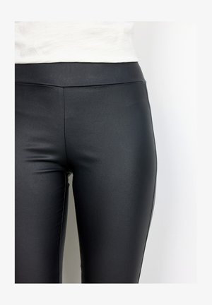 Leggings in ecopelle nera con una texture liscia, vita alta e design aderente, mostrati su uno sfondo neutro.
