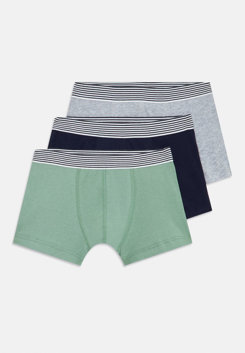 Tri parovi muških bokserica u zelenoj, tamnoplavoj i sivoj boji s elastičnim pojasom u bijelim i crnim prugama, složeni na bijeloj pozadini.