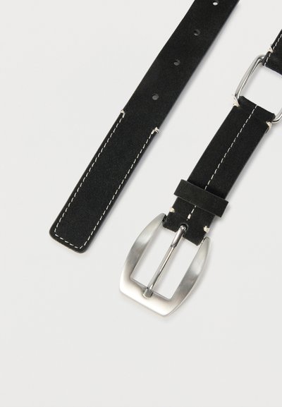 Μαύρη σουέτ ζώνη με λευκή ραφή, με ασημένια ορθογώνια αγκράφα και πολλαπλές τρύπες ρύθμισης σε λευκό φόντο.