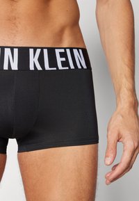 Calvin Klein Underwear LOW RISE TRUNK INTENSE POWER 3 PACK - Boxerbriefs - white/mediterranea