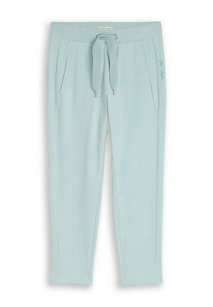 Pantalon décontracté bleu clair avec taille élastique, poches avant et cordon de serrage à la taille, présentant un petit logo latéral.