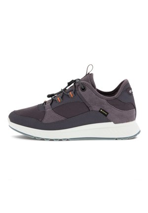 Leichtgewichtiger lila Outdoorsneaker mit Netz- und Wildlederpaneelen, elastischen Schnürsenkeln und einer weißen Zwischensohle. Verfügt über ein wasserdichtes GORE-TEX-Label.
