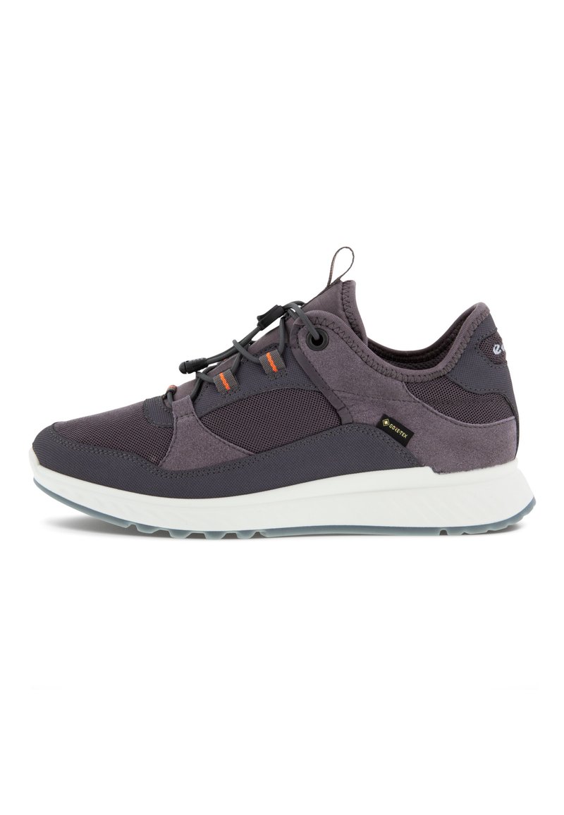 Sneaker outdoor leggero viola con pannelli in rete e suede, lacci elasticizzati e una soletta bianca. Presenta un'etichetta impermeabile GORE-TEX.