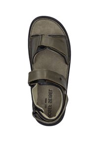 Brązowe skórzane sandały z dwoma regulowanymi paskami, teksturowaną wkładką i miękką wkładką. Posiadają czarną gumową podeszwę.