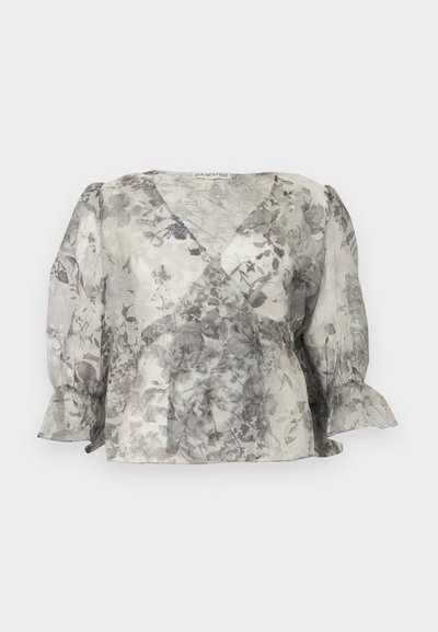 Διάφανη μπλούζα με μακριά μανίκια και γκρι floral μοτίβο, V-λαιμόκοψη τύπου wrap μπροστά και βολάν στα μανίκια.
