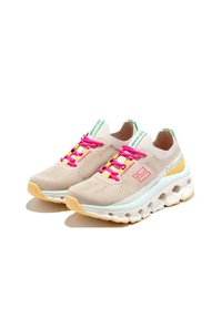 Scarpe da ginnastica beige con tomaia in mesh traspirante, lacci rosa brillante e gialli, suola ammortizzata e dettagli testurizzati. Logo distintivo sul lato.