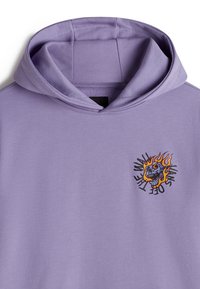 Paarse hoodie met een voorkauwzak, voorzien van een grafische afbeelding van een vlam en schedel in zwart, oranje en geel. Zachte stof met een gladde textuur.