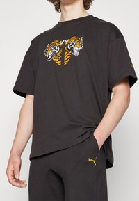 Puma Camiseta estampada - black