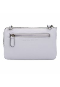 Monedero de piel de color púrpura claro con cremallera superior, bolsillo frontal decorativo con cremallera y herrajes plateados. Presenta texto en relieve en la superficie.