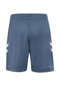 Męskie krótkie spodenki sportowe z ciemnoniebieskiego materiału o gładkiej fakturze, wyposażone w elastyczny pas i białe logo po bokach.