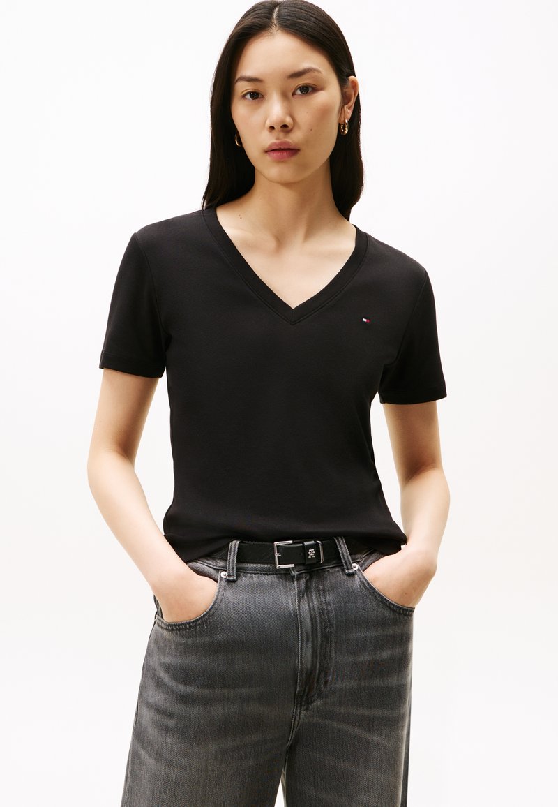 Tommy Hilfiger SLIM CODY V NECK - Lihtne T-särk - black