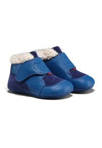 Stivaletti blu in pelle con una morbida fodera bianca, dotati di una cinghia in Velcro, dettagli in suede, punta arrotondata e sezioni di un blu scuro a contrasto.