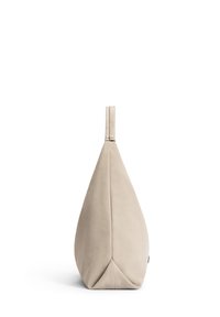 Sac à main en cuir beige avec une forme triangulaire unique, doté d'une courte poignée sur le dessus et d'une base plate pour la stabilité. Texture lisse.