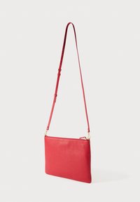 Piros bőr oldaltáska texturált felülettel, cipzáras záródással és állítható pánttal. Aranyszínű fém kiegészítőkkel díszítve.