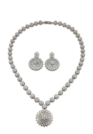 Collana in tonalità argento con cristalli circolari, caratterizzata da un pendente floreale centrale. Orecchini rotondi con cristalli abbinati inclusi.