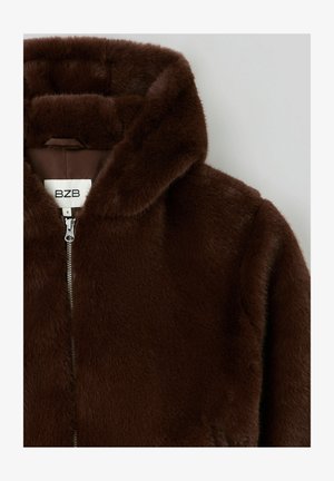 Veste en fausse fourrure marron avec capuche, fermeture éclair et texture douce. Étiquette indiquant la marque "BZB" et la taille "S". Doublure intérieure lisse.