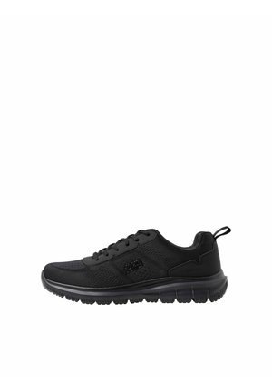 Schwarzer sportlicher Sneaker mit Schnürung vorne, atmungsaktivem Mesh-Obermaterial, gepolsterter Sohle und Zuglasche an der Ferse vor weißem Hintergrund.