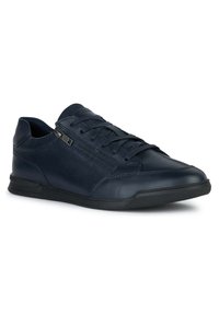 Zapatillas de cuero azul marino con diseño de cordones y cremallera lateral. Cuenta con una suela de goma negra texturizada y detalles de costura minimalistas.