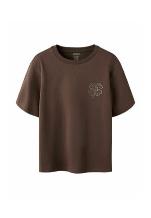 Brun t-shirt med korte ærmer med et lille firkløverdesign lavet af hvide prikker på venstre bryst.