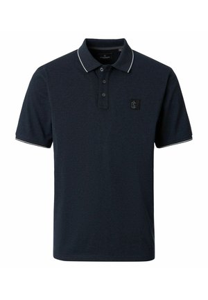 Granatowa koszulka polo z krótkim rękawem z białym wykończeniem na kołnierzyku i rękawach, trzema guzikami oraz małą czarną naszywką z logo na piersi.