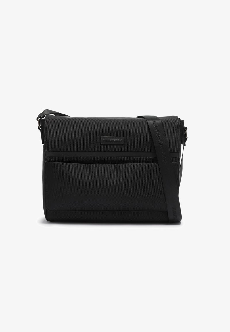 Sac bandoulière rectangulaire noir avec surface texturée, poche avant zippée et sangle d'épaule ajustable.