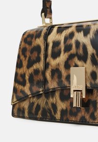 Borsa a tracolla con stampa leopardata, finitura lucida, chiusura in metallo dorato e forma rettangolare strutturata. Include una tracolla staccabile per maggiore versatilità.