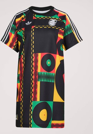 Rövid ujjú fekete mez, mely élénk piros, sárga és zöld geometriai mintákkal díszített, Adidas csíkokkal és a Jamaica Labdarúgó Szövetség logójával.