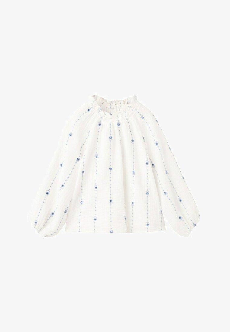 Biela blúzka s dlhými rukávmi, s nariaseným výstrihom a modrou zvislou kvetinovou výšivkou.