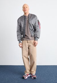 Nike Sportswear CREW - Felpa - cave stone