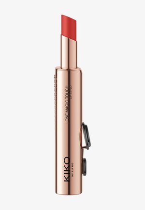KIKO Milano One Magic Touch läppprodukt i en roséguldig tub; har en klar röd läppstick med en böjd kant och en utdragbar design.