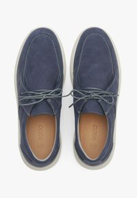 Chaussures en cuir bleu marine pour hommes avec une texture lisse, bout rond et semelle blanche légère. Dotées de lacets gris et de détails de couture subtils.