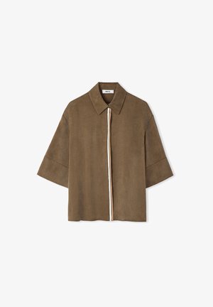 Bruine suède korte mouwen overhemd met brede kraag en verborgen knoopsluiting, voorzien van een verticale crème- en zwarte gestreepte bies.