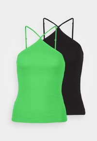 Dois tops de alças justos e canelados: um em verde brilhante e outro em preto. Ambos apresentam alças finas em criss-cross e um design elegante e sem costuras.