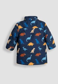 Giacca blu navy con stampa di dinosauri in blu, arancione, beige e marrone. Tessuto morbido con maniche lunghe e colletto a bottoni.