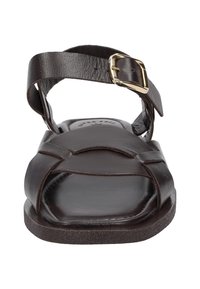 Braune Leder-Sandale mit einem offenen Zehendesign, das einen geschnallten Knöchelriemen und geflochtene Details im Obermaterial aufweist. Texturierte Sohle.