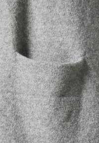 Vero Moda Curve VMCDOFFY LS LONG OPEN  NOOS - Gilet - light grey melange