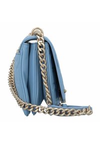 Borsa in pelle blu con design trapuntato, tracolla in catena dorata e forma strutturata. Presenta più scomparti e un accento metallico.