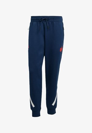 Pantaloni sportivi navy con cintura elasticizzata, cordoncino, tasche laterali, dettagli bianchi e un logo rosso sulla coscia destra.