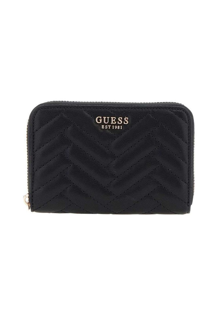 Portefeuille en cuir noir avec un matelassage en chevrons, fermeture éclair et logo doré embossé. Forme rectangulaire compacte, texture lisse, design minimaliste.