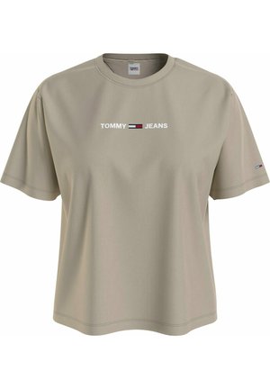 Beżowa koszulka Tommy Jeans z krótkim rękawem, okrągłym dekoltem, z napisem logo i emblematem flagi na środku klatki piersiowej oraz małą flagą na lewym rękawie.