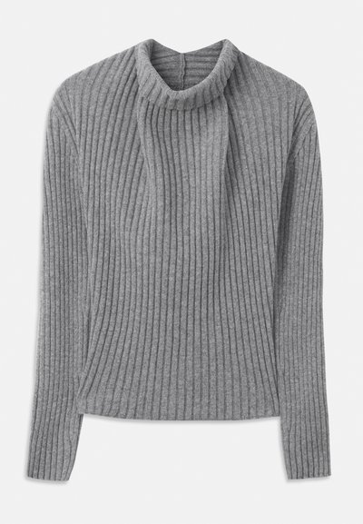 Šedý ribbed svetr s vysokým límcem, dlouhými rukávy a texturovanou tkaninou. Design zahrnuje vertikální pruhy a volný střih.