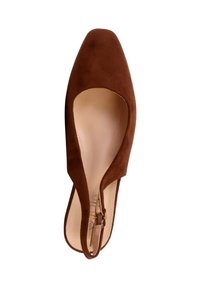 Chaussure plate slingback en suède marron avec bout pointu et semelle intérieure beige, vue de dessus sur fond blanc.